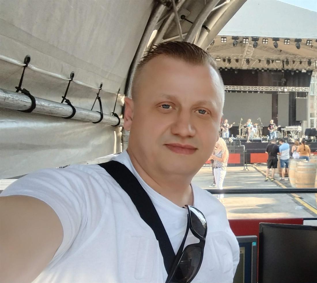 Основачот на Реклами Бојков во работилницата