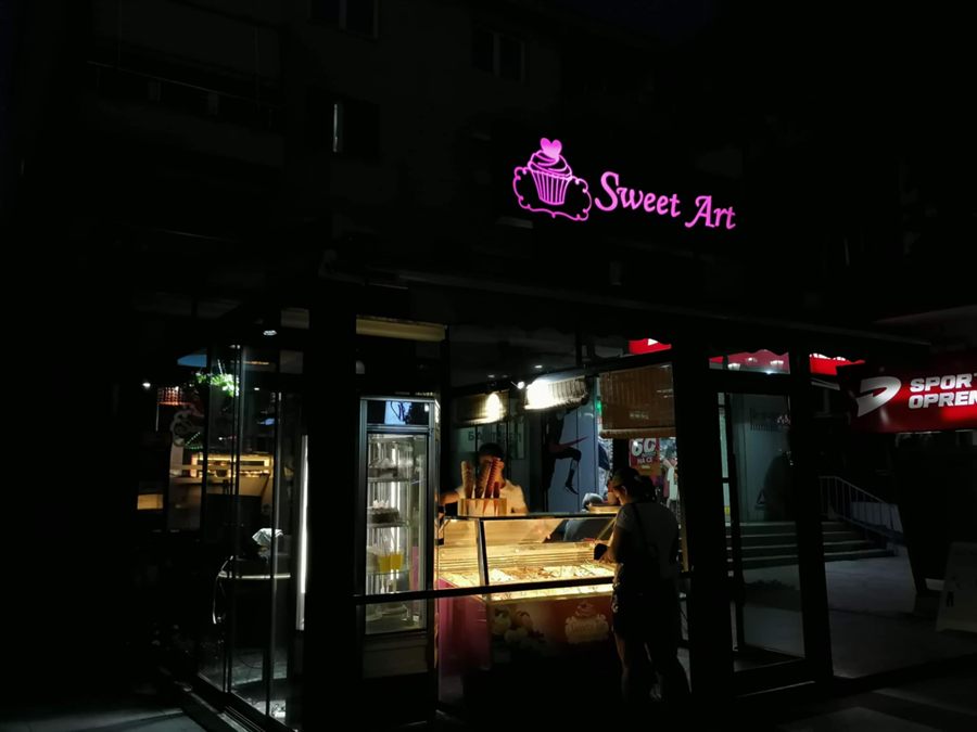 Розова светлечка реклама Sweet Art ноќе